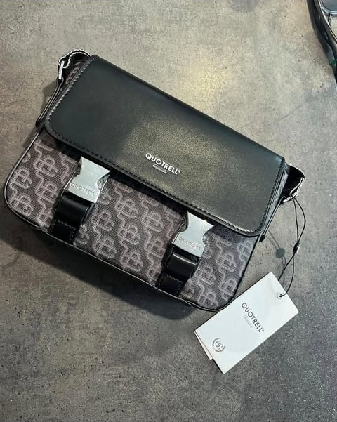 Black leather Gucci crossbody bag